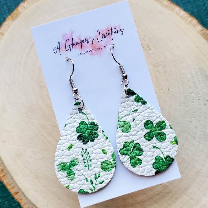 Shamrock St. Patrick's Day Ohrringe aus Leder in Tropfenform für den Großhandel von A Glamper's Creations LLC