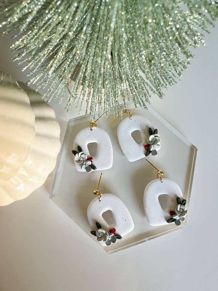 Boucles d'oreilles pendantes florales pour les fêtes pour la vente par The Playful Clay