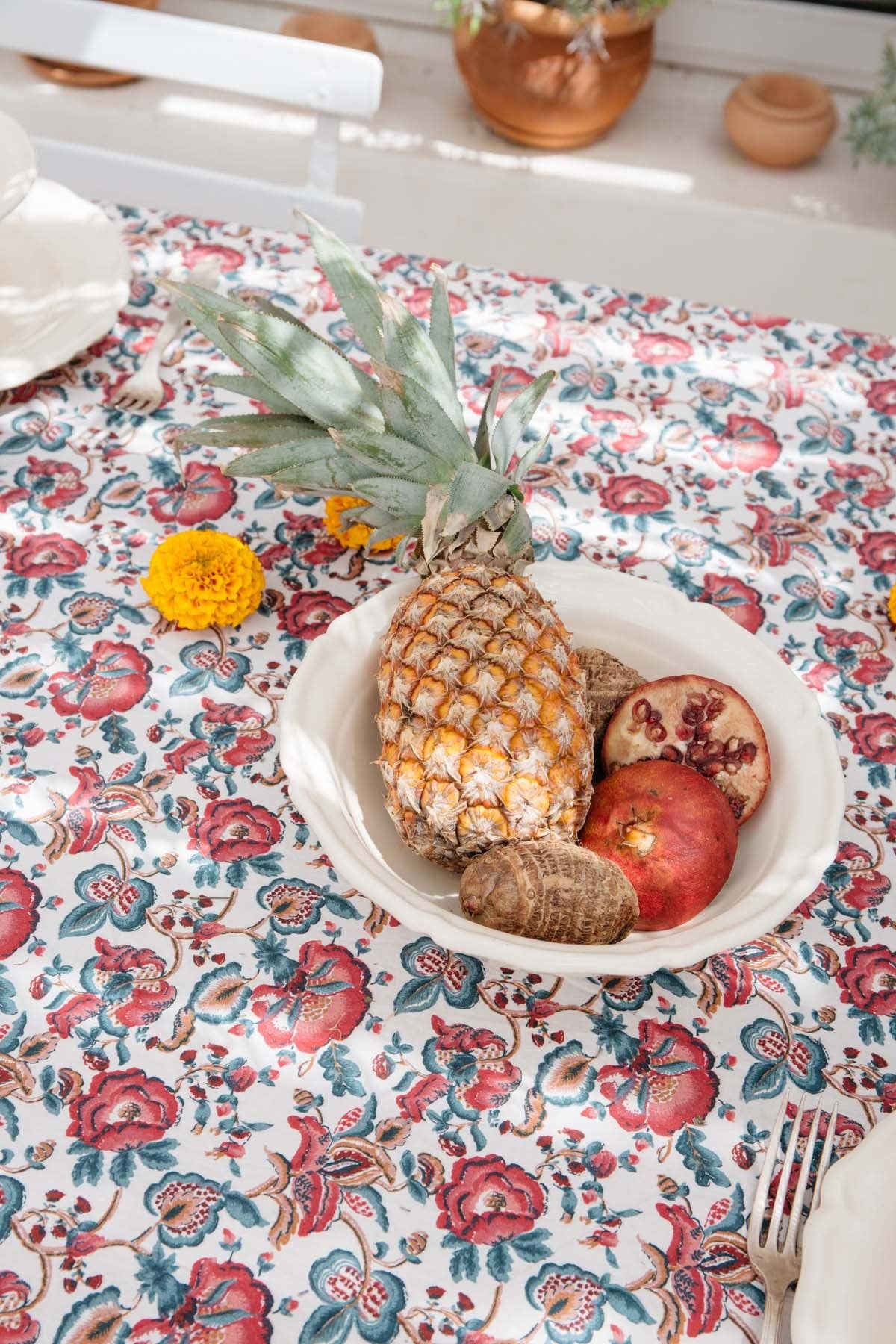 Fløde indiske blomster Carla dug med blomster i hvid, pink og grøn for engroshandel på Faire2