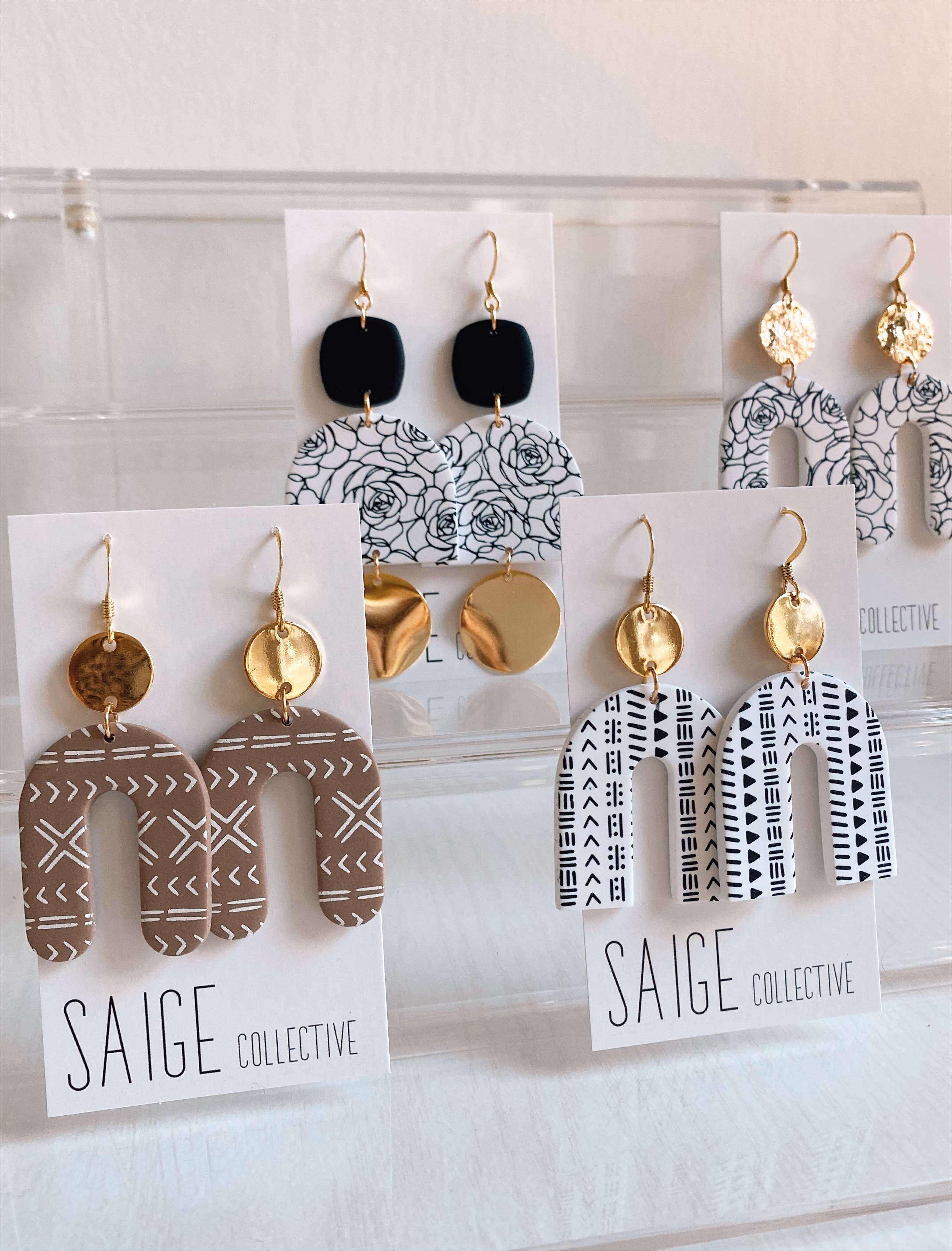Saige Collective - Vendita all'ingrosso Orecchini pendenti - Lucky - Orecchini in argilla nera peonia1