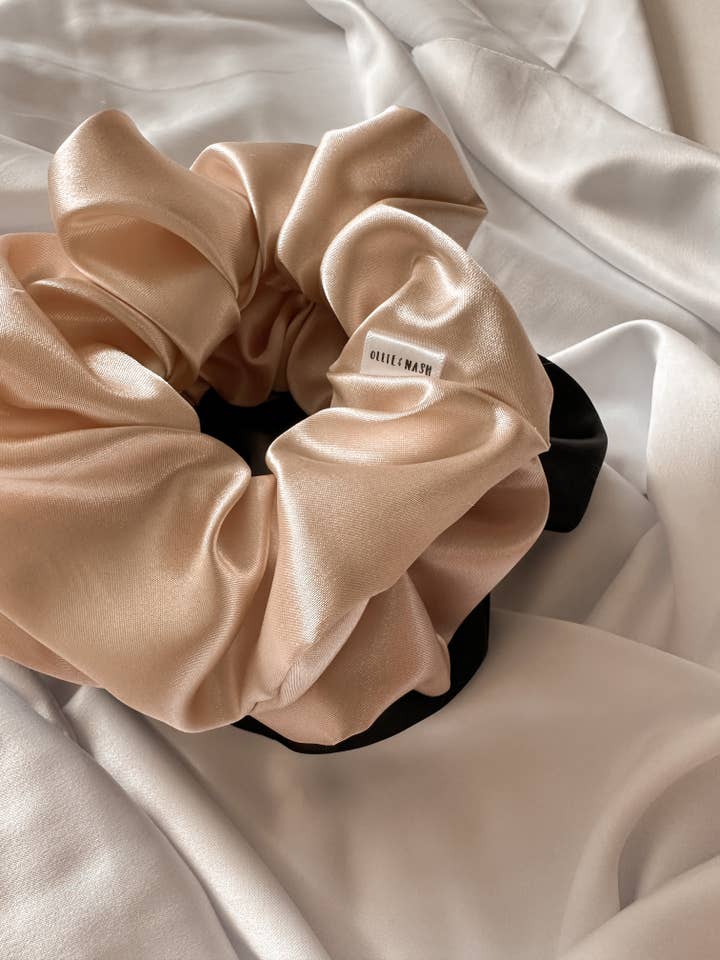 Crèmekleurige zijden scrunchie voor wholesale door Ollie & Nash