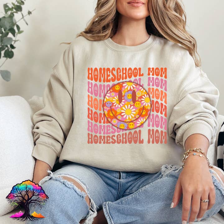 Sweatshirt Homeschool Mom-Retro pour la vente par Honey & Haven