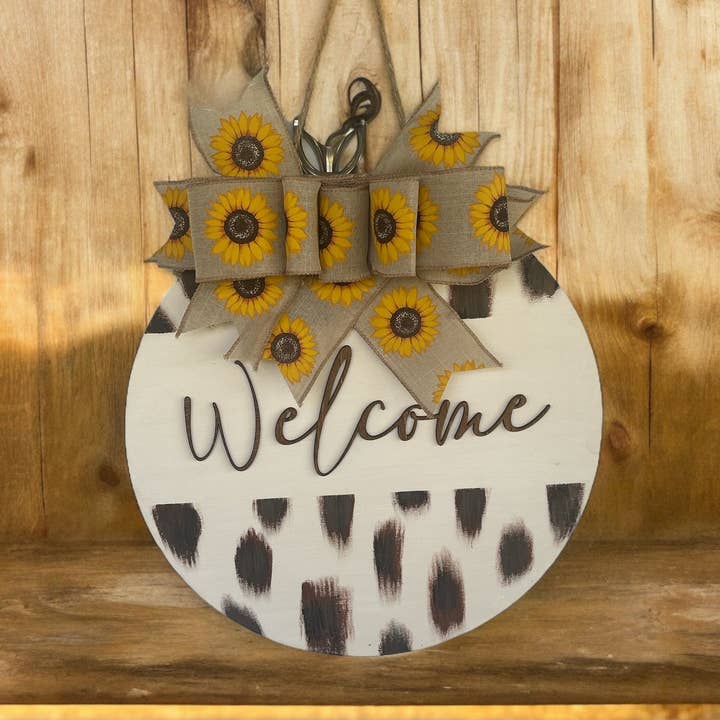 Porte-accroche Vache Imprimée/Tournesols pour la vente par Bradley Designs & Decor