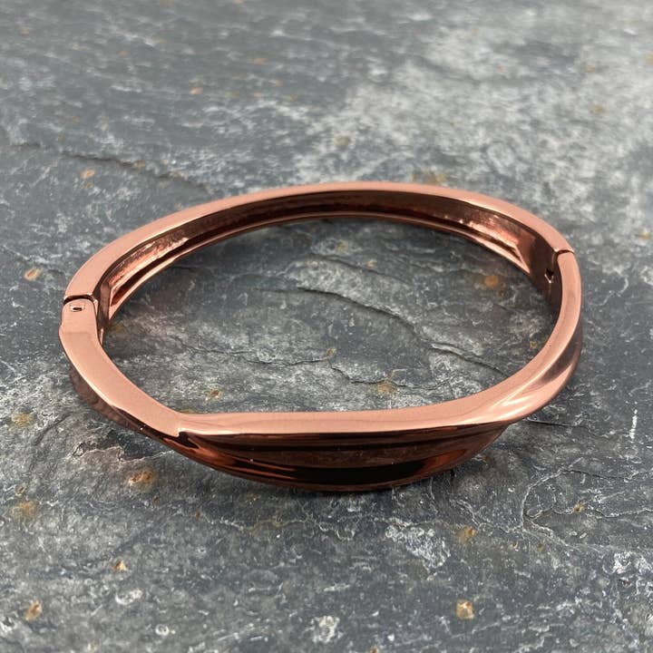 Gångjärn Twist stil mörk koppar Finish ARMRING för wholesale av Alexander Thurlow & Co Ltd