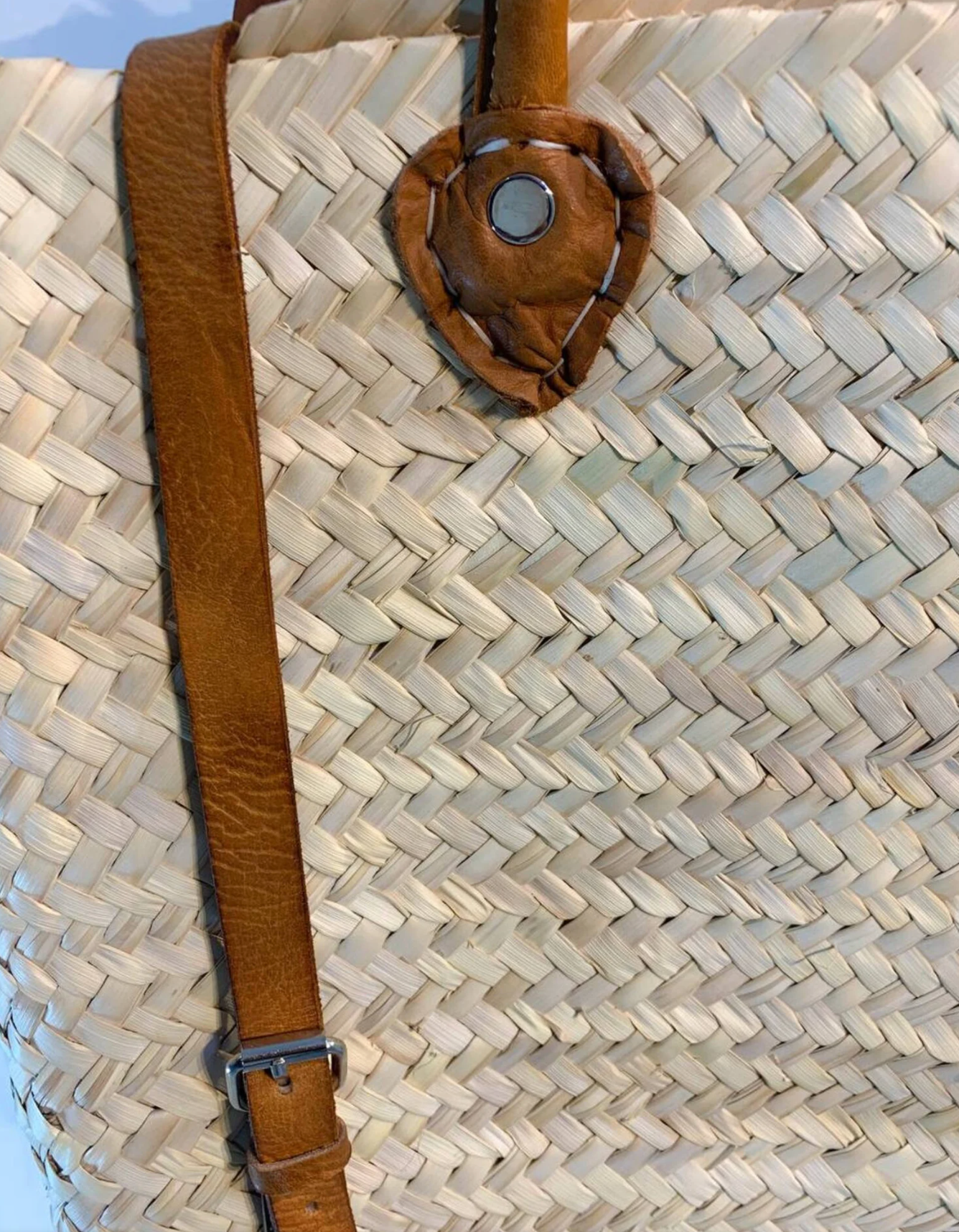 ProHandmadeDesign – Großhandel Strandtaschen – Eleganter Strohrucksack mit verstellbaren Lederhenkeln – stilvoller Strandkorb5