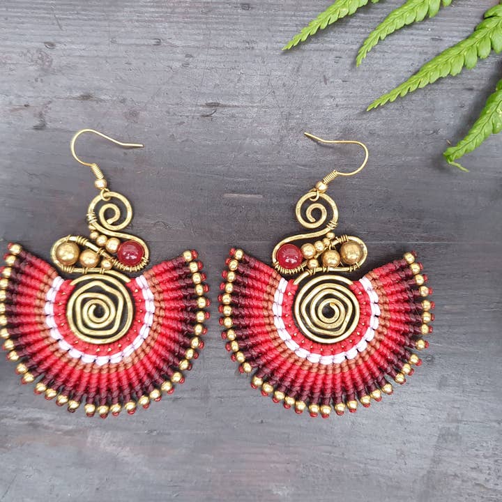 Boucles d'oreilles bohème en cristal rubellite et macramé rouge pour la vente par Jasper Rocks