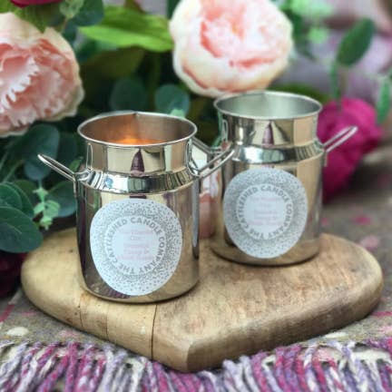 Unik Mælk Churn Candle® Peony & Suede Blush for engroshandel hos The Cattleshed Candle Company