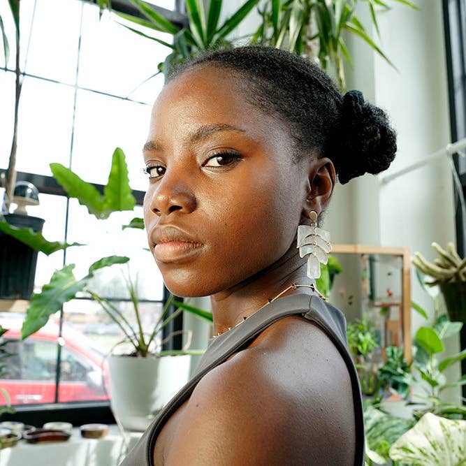 Paulina Otero – Brincos de argola por atacado – Brincos de equilíbrio em iridescente branco5