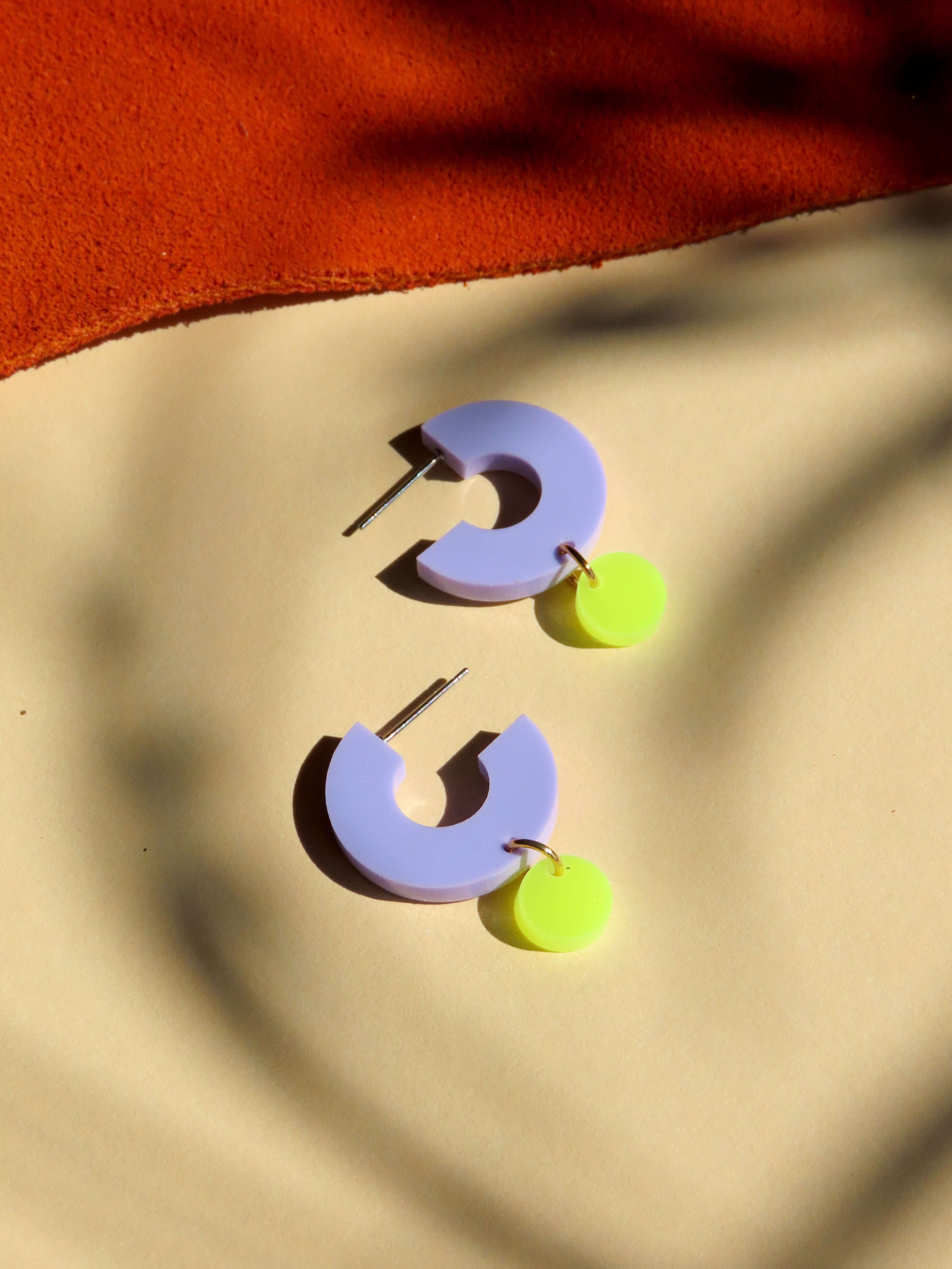 Niemalsmehrohne - Vente Boucles d'oreilles pendantes - Créoles Silva en acrylique et acier inoxydable lilas et jaune néon2