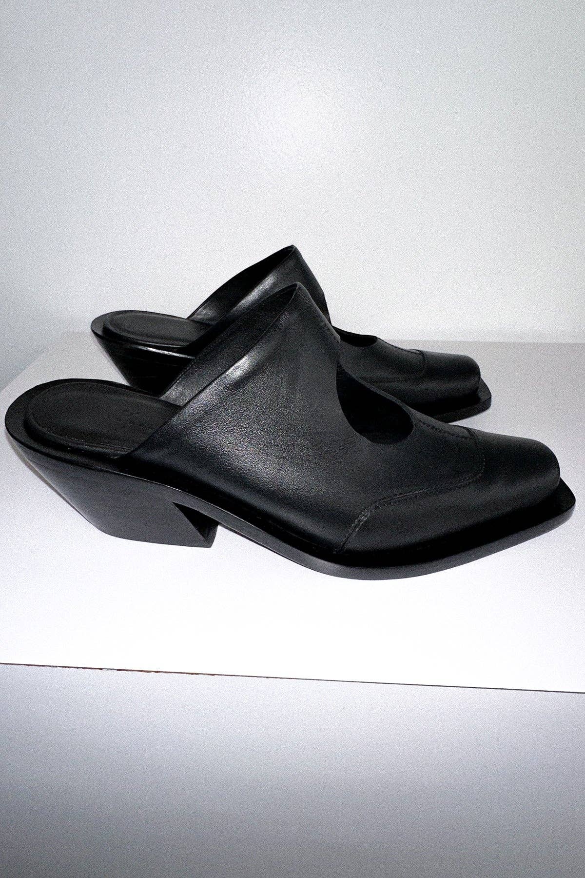 Circle Mule in Black for wholesale on Faire1