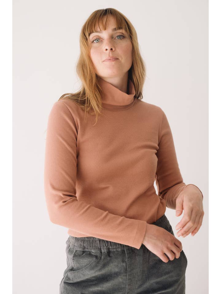 Pink Top orgánico de cuello alto acanalado en rosa for wholesale on Faire6