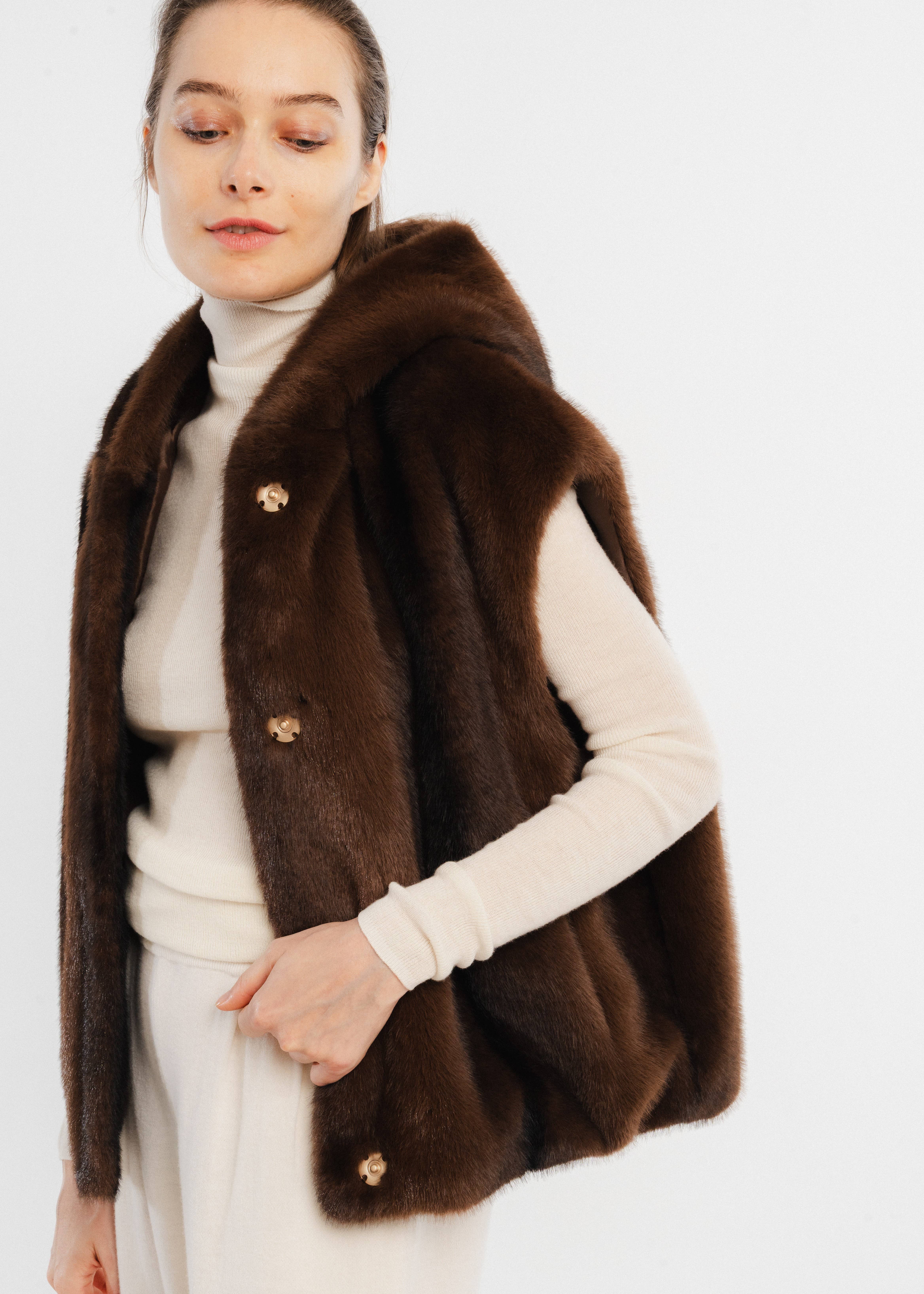 marrone Gilet corto con cappuccio senza maniche in pelliccia sintetica in vendita all'ingrosso su Faire3