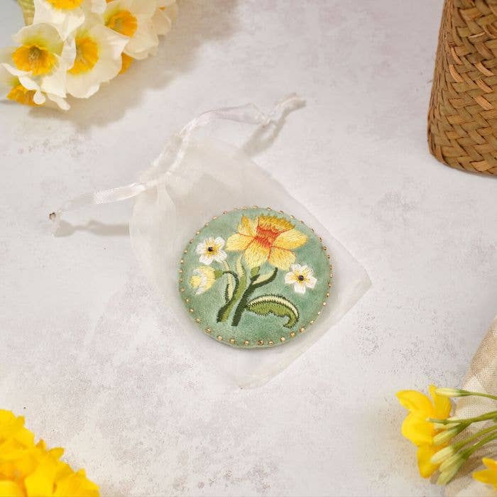 Blomsterserenad Broderi Påsklilja och Glas Pärlor Rund Fickspegel med Voilepåse för wholesale av Langs