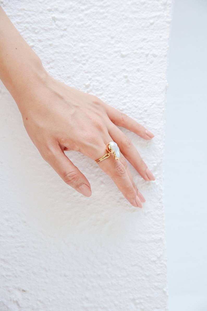 Chakarr Jewelry - Vendita all'ingrosso Anelli cocktail/statement - CORE | 1 ANELLO IN PERLA BAROCCA IN QUERCIA2