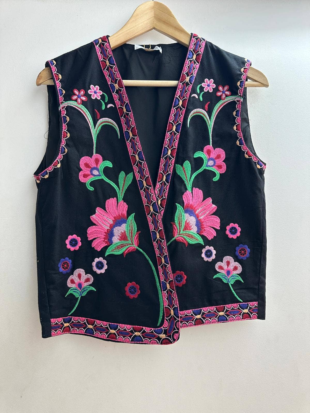 LORIANE – Engroshandel Vest - Dame – 6490G ærmeløs broderet vest i one size1