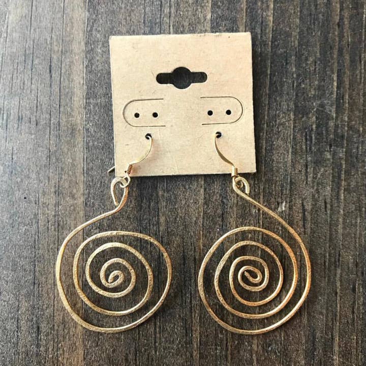 Hypnotisierte gehämmerte Messingohrringe für den Großhandel von Ultraviolet