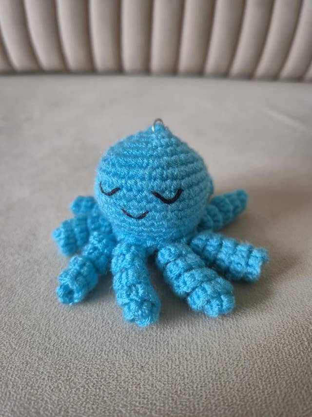 Mini pieuvre porte-clés au crochet pour la vente par Zehra - L'Art du crochet