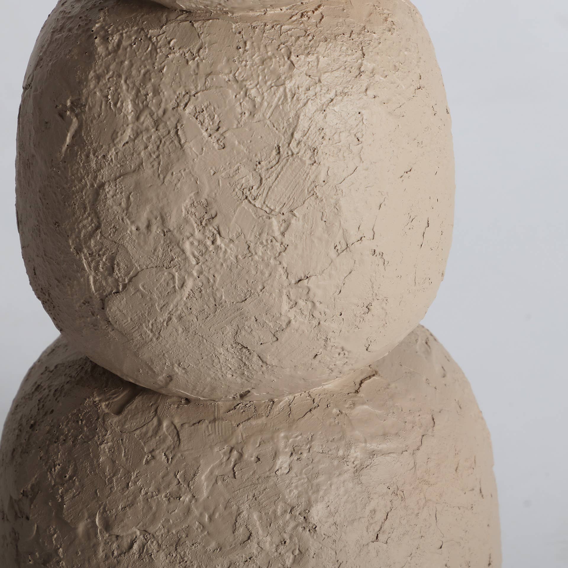 Kodu - Wholesale Accent/Desk Lamp - Beige resin table lamp measuring 34x34x110cm1