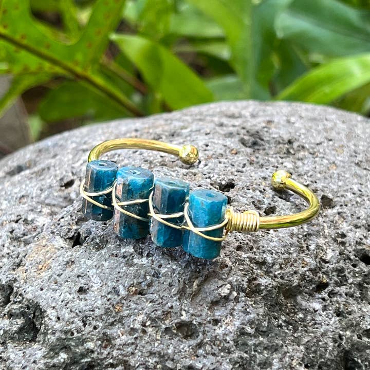 Brazalete de oro con cuatro piedras de apatita azul para venta al por mayor de Moon Child