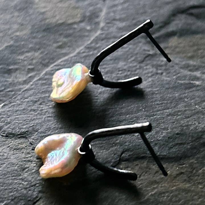 Selkie oorbel met heishi-parel voor wholesale door Three Flames Silverworks