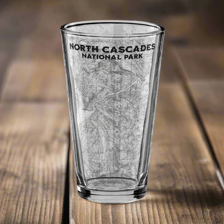 Topografiskt ölglas från North Cascades National Park för wholesale av Parks Apparel