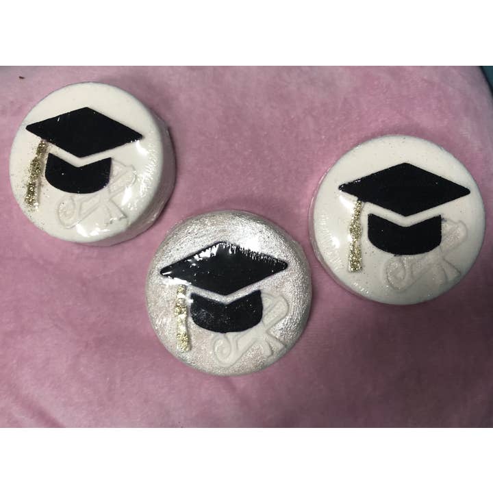 Graduation Cap Bath Bomb for engroshandel hos Ivory Anchors