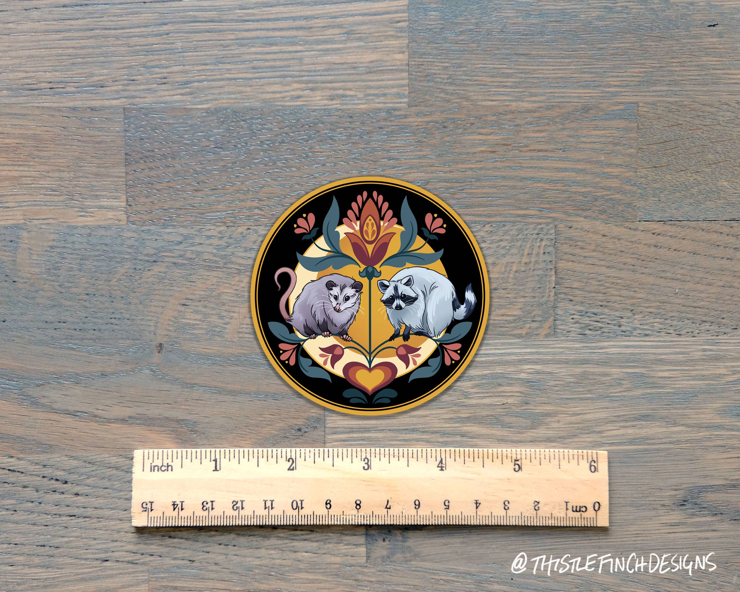 Thistle Finch Designs – Großhandel Aufkleber – Niederländischer Vinylaufkleber mit Hexzeichen, Motiv Waschbär und Opossum, PA2