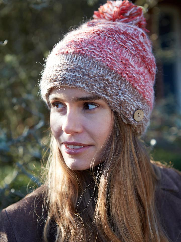 Berretto con Pompon in Misto Lana Mohair Morbida Sierra Nevada Rosso Terra per la vendita all'ingrosso da parte di Pachamama Ltd