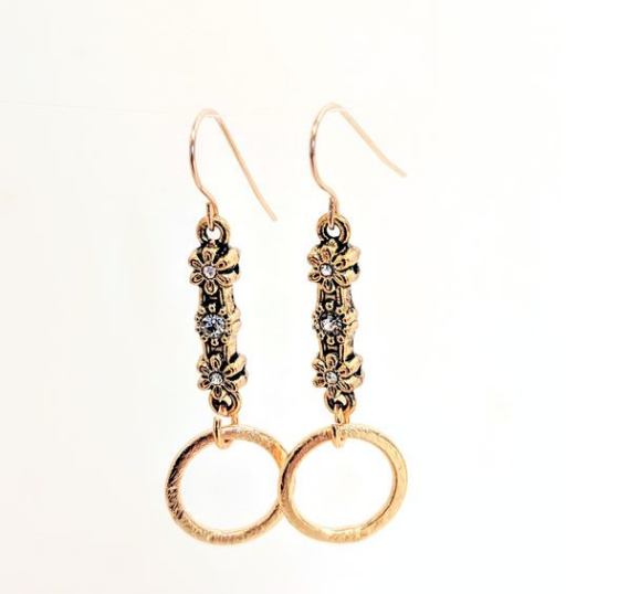 Sigalie Jewelry - Vente Boucles d'oreilles pendantes - Créoles pendantes « Charmed » dorées à motif floral0