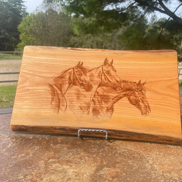 Planche à charcuterie aux cerises Live Edge avec gravure en forme de cheval pour la vente par The Krafty Equestrian