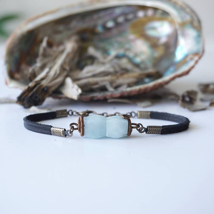 Braccialetto in cristallo acquamarina grezzo, regalo di San Valentino di marzo per la vendita all'ingrosso da parte di Raw Stone Elegance