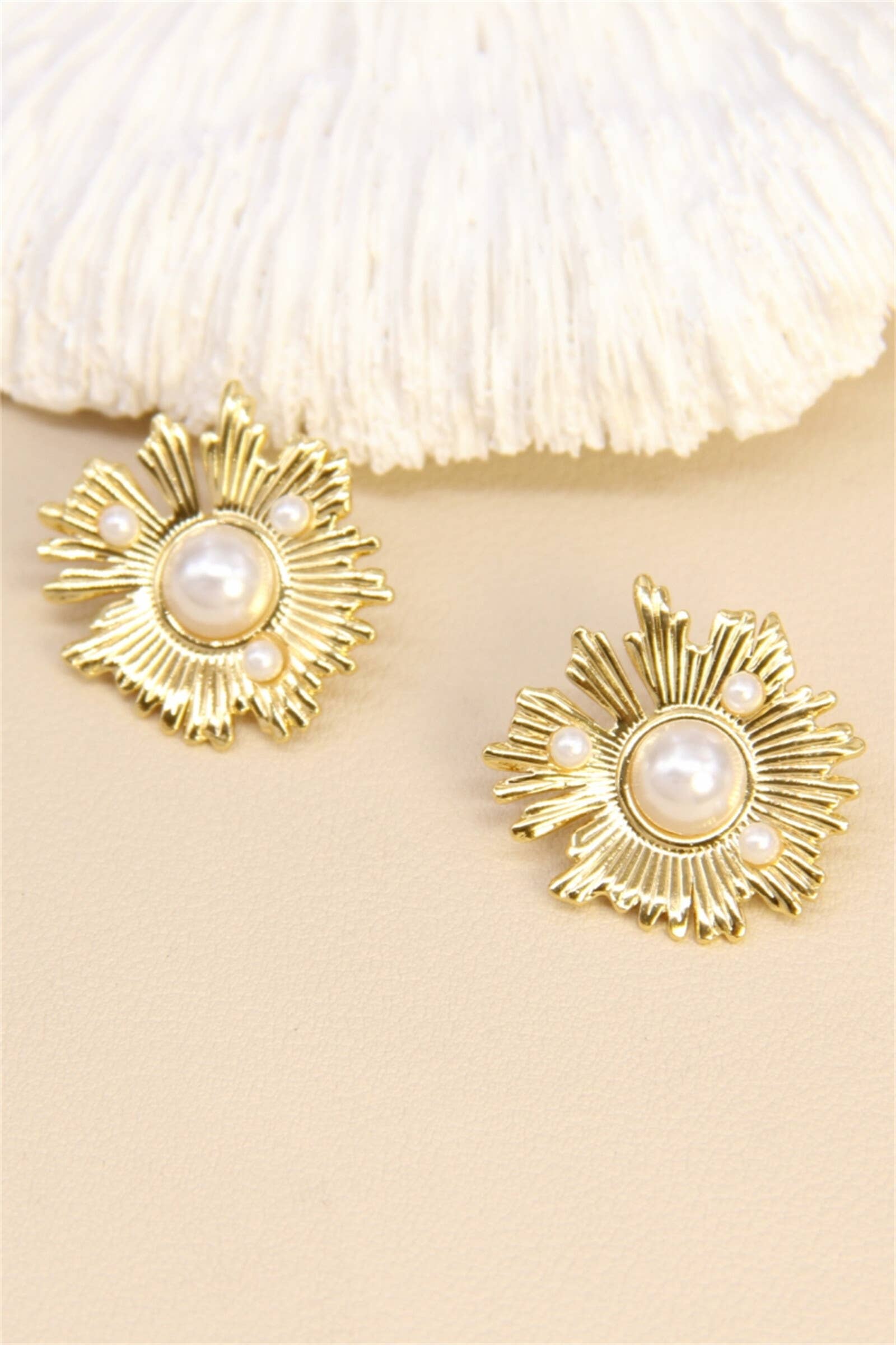 BELLISSIMA BIJOUX – wholesale Stud/post earrings – Gold-Plated Steel Flower Earrings with Pearlescent Beads0