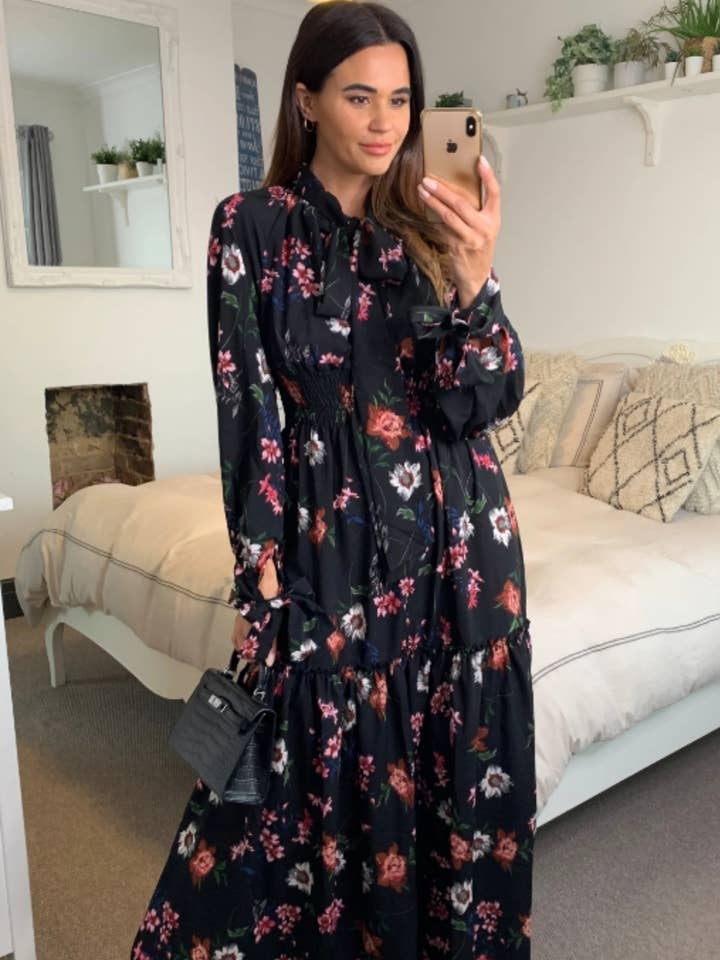 Abito lungo con maniche a balze con stampa floreale per la vendita all'ingrosso da parte di CY FASHION. LONDON