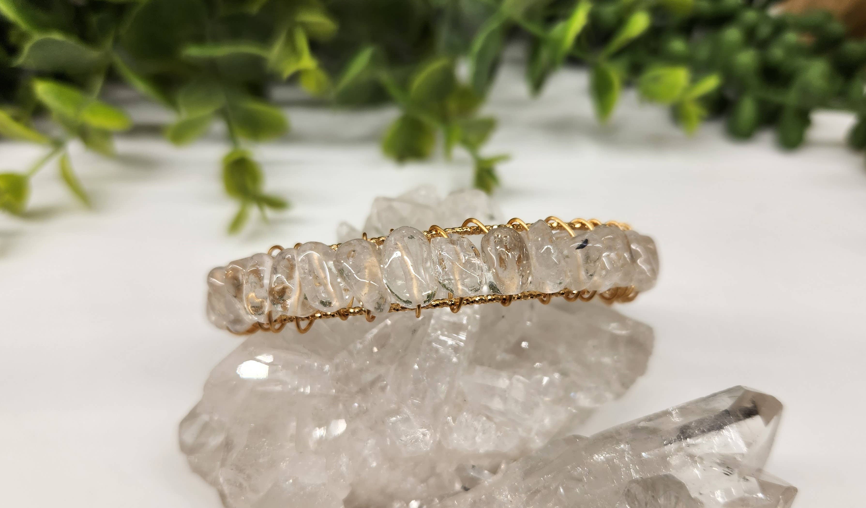 Meraki Gemstones – Engroshandel Manchetarmbånd – Klar kvartsarmbånd/manchet/trådindpakket -18kt. Guldoverlejring3