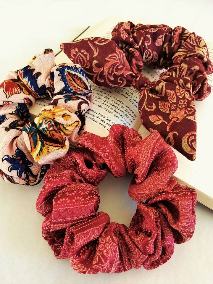 Hellrosa Scrunchie aus Viskose-Stoff und Kaschmirblüten für den Großhandel von Esmée AccessoriesNco