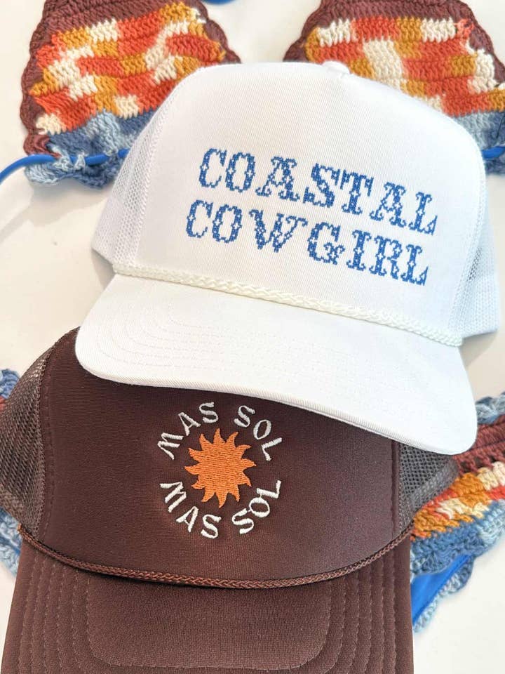 Casquette de camionneur blanche brodée "Coastal Cowgirl" pour la vente par Sundrop