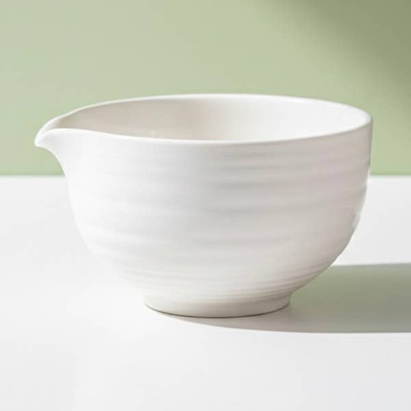 White Ceramic Chawan Matcha Bowl – 500ml with Pouring Spout for wholesale by brut tea