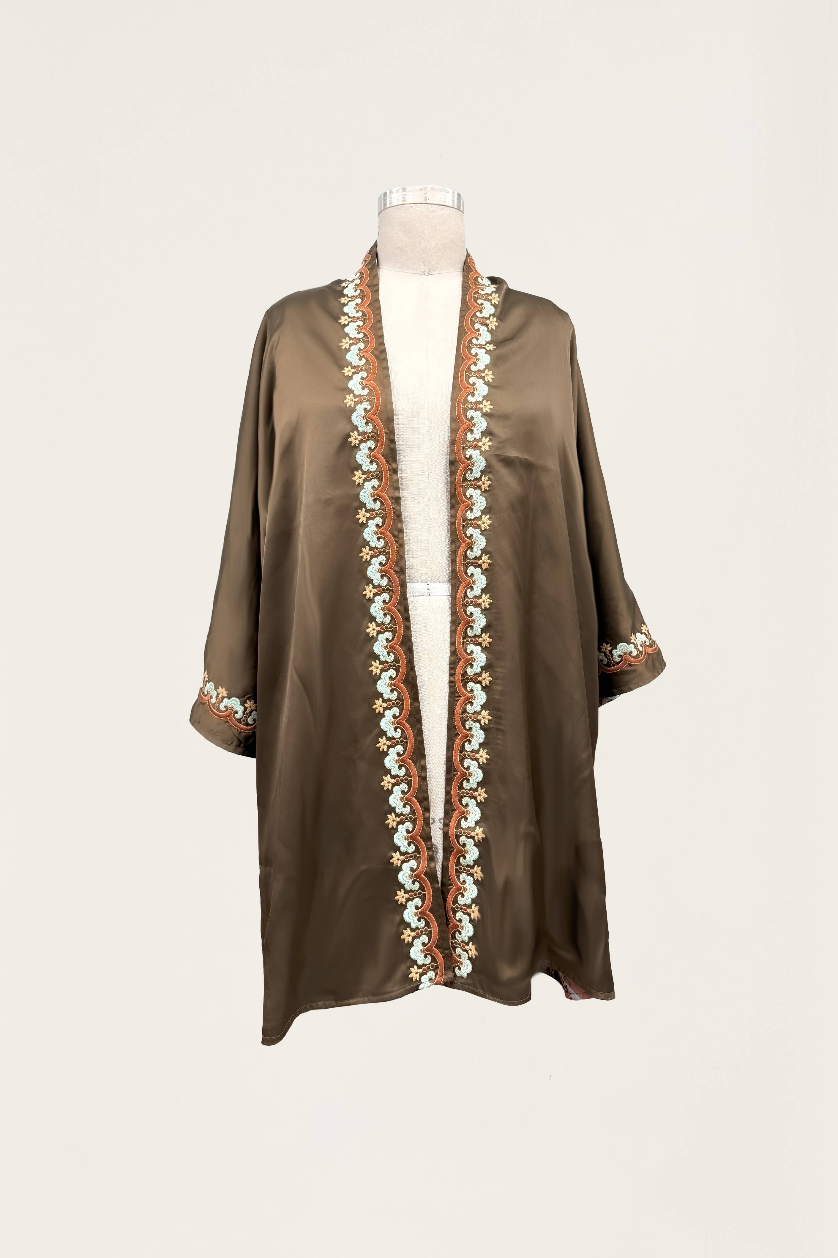 Olive 5612-MAK Vändbar Satinbroderad Kimono för wholesale på Faire11