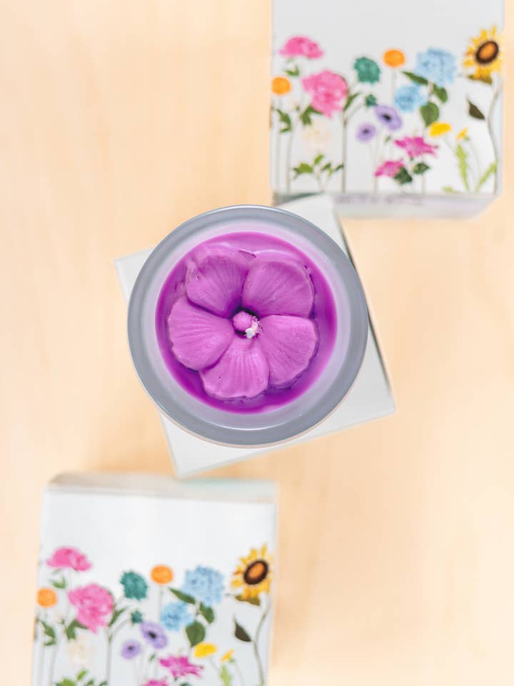 Hibiskusblütenkerze — Umweltfreundliche Kerze — mehrere Größen für den Großhandel von Multifaceted™ Artisan Candles