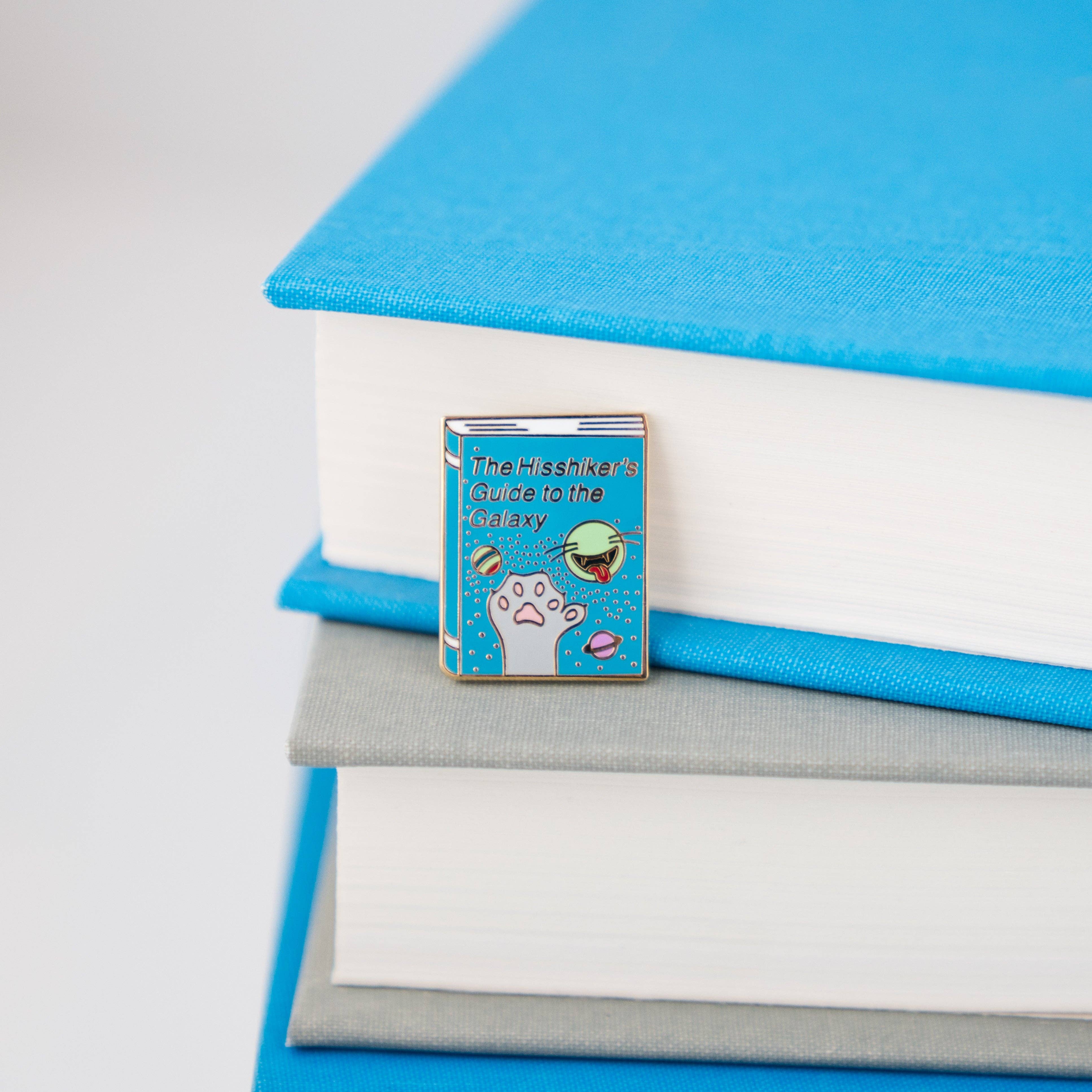 Bona Fide Bookworm - Vente Épinglettes/boutons - Épinglette en émail Hisshiker's Guide to the Galaxy1