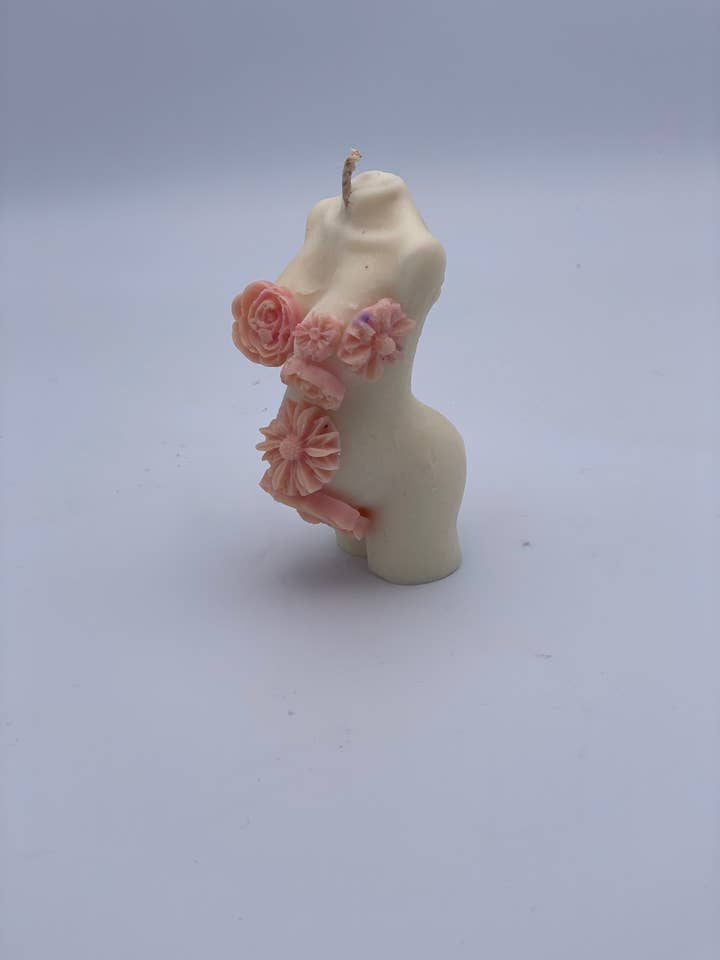 Kaars voor zwangere vrouwen met bloemenversiering voor wholesale door Pugglewick candles