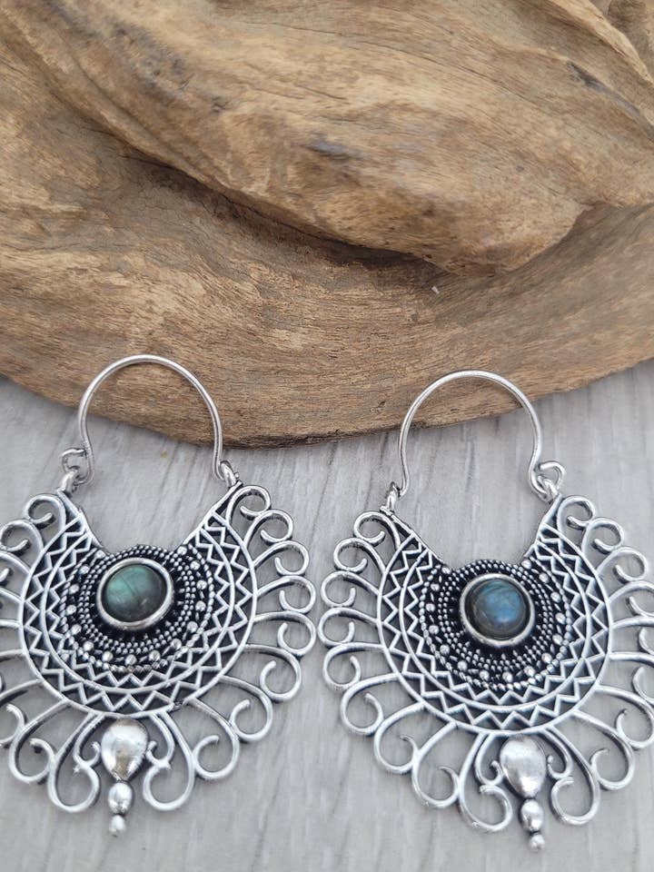 Orecchini a cerchio in Labradorite argentata con dettaglio etnico in cristallo per la vendita all'ingrosso da parte di Laboheme