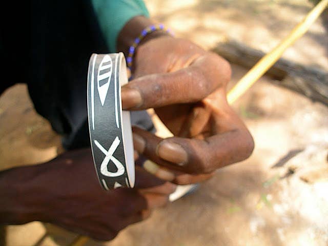 UNTIL THERES A CURE FOUNDATION – wholesale Manschettarmband – Handsnidad afrikansk konst armband9