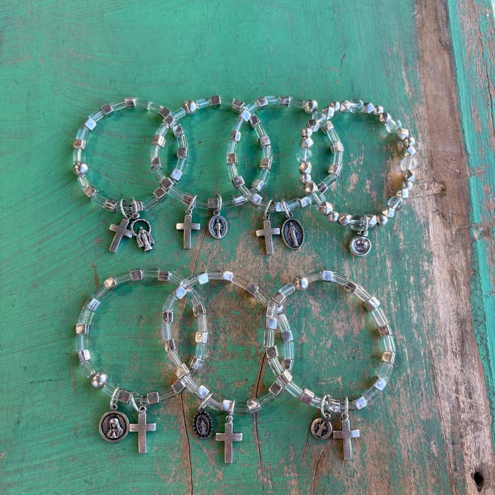 Sølvbelagt helgen charm armbånd for engroshandel hos Love and Honor Jesus LLC