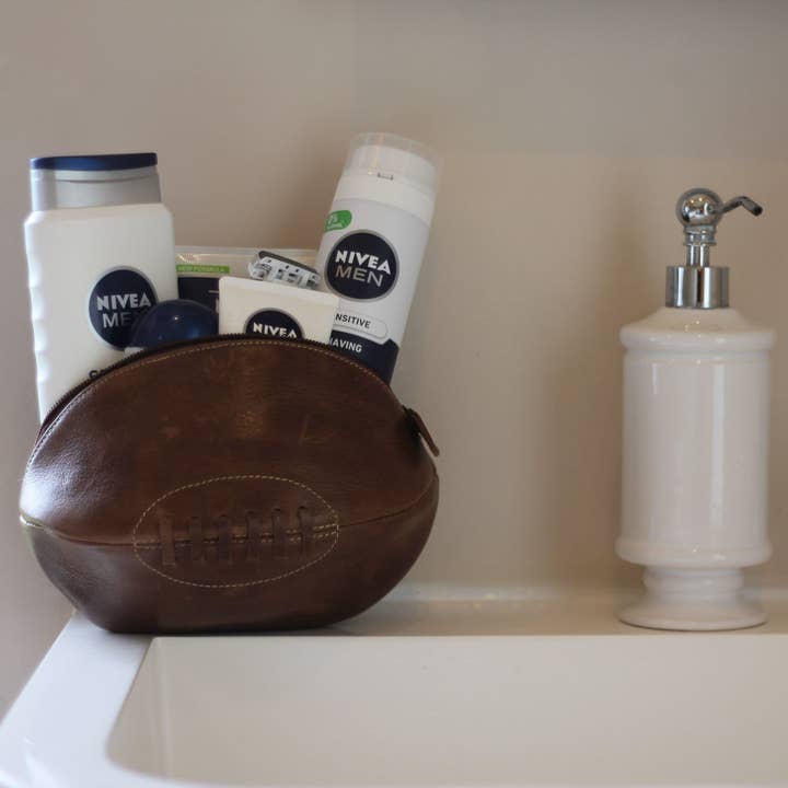 Borsello da toilette a forma di pallone da rugby in pelle per la vendita all'ingrosso da parte di Monster Sporting Gifts