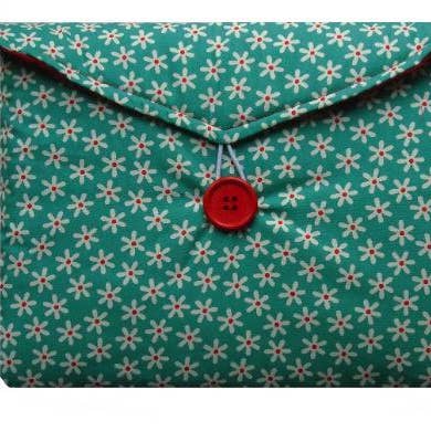 Sacoche pour tablette imprimée marguerite bleu œuf de canard pour la vente par The Hare And The Moon