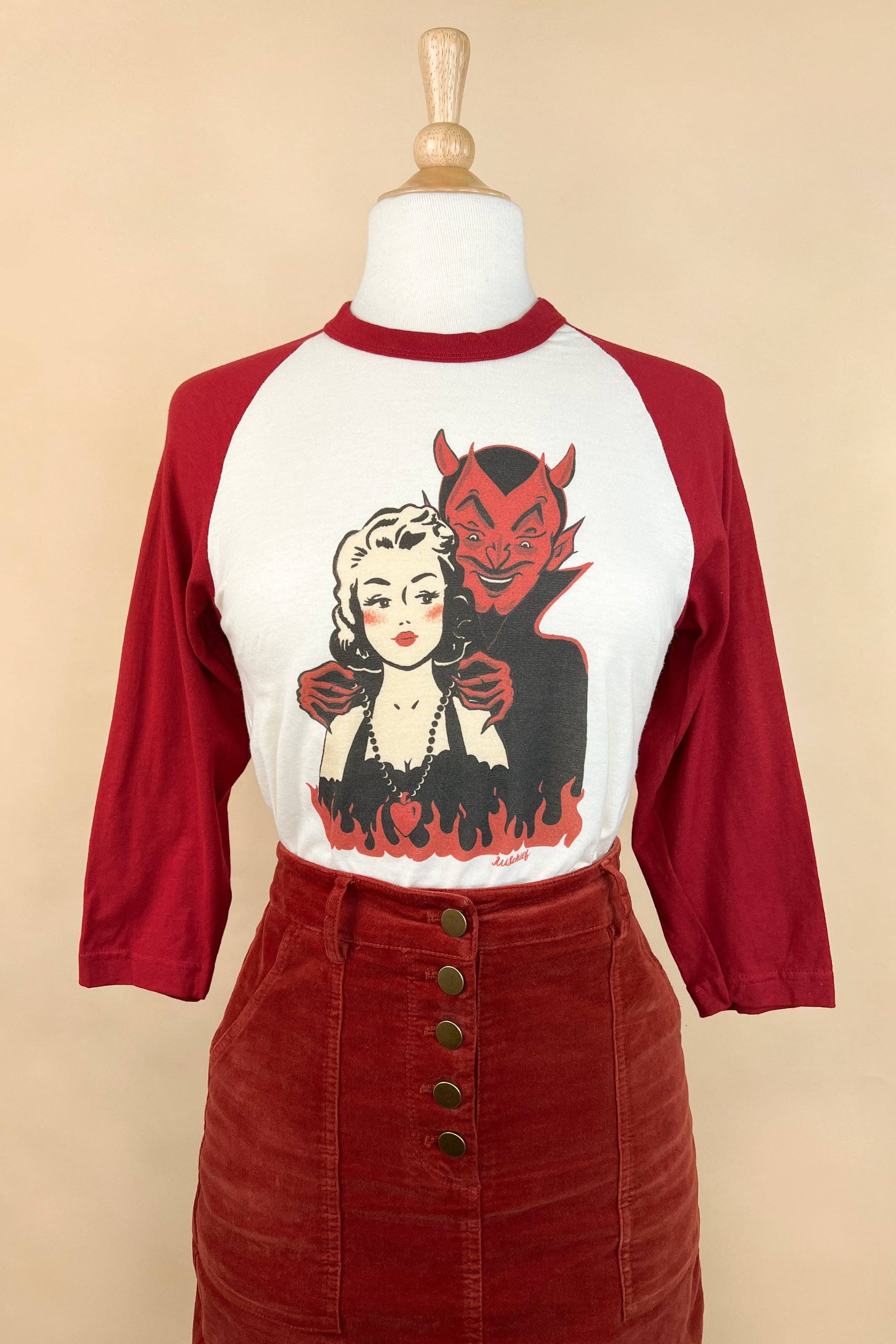 Mischief Made – T-shirt gráfica - Mulher por atacado – [Camisola Unissexo] Deal with the Devil Raglan em Natural/Vermelho3