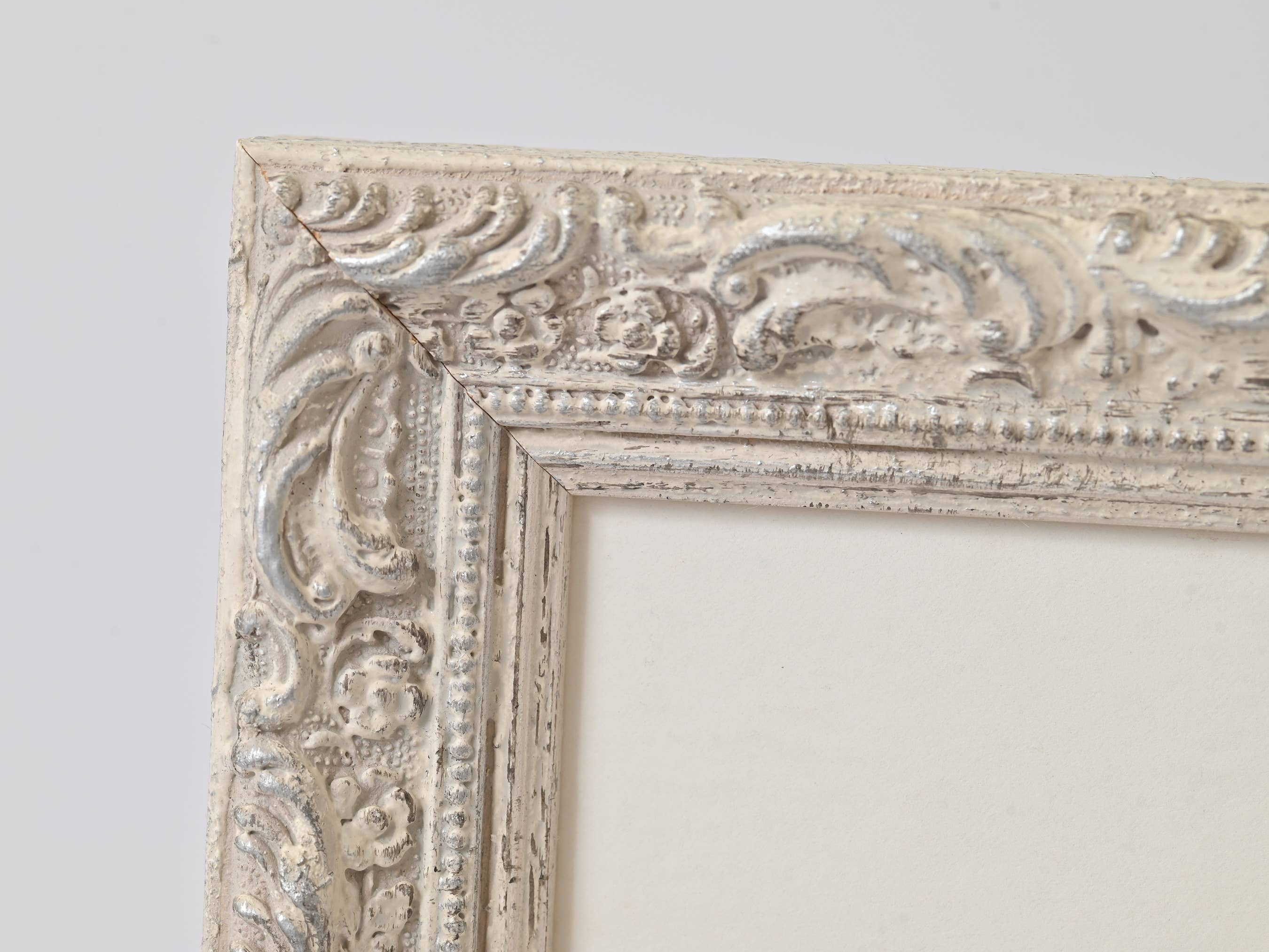 Riveros Frames - Vente Cadres photos - Profil orné peint en blanc avec finition rustique - 1863WH4