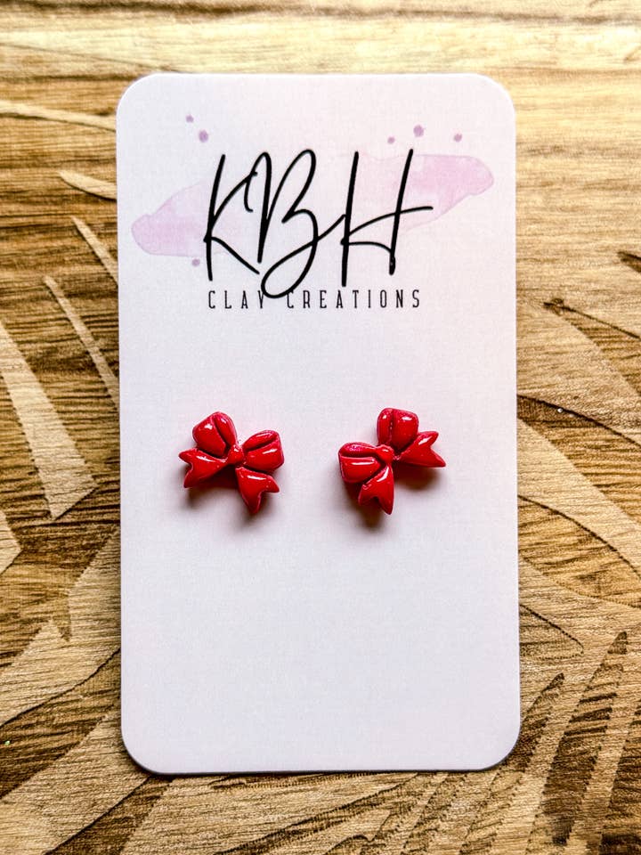 Brincos de Argila Feitos à Mão com Laço Vermelho Pérola por atacado de KBH CREATIONS