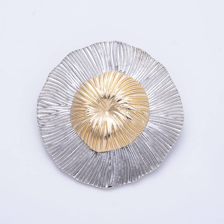 Broche Redondo de Flor Margarida Frisada Bicolor de 55mm Revestido a Ouro 18K | BH-024 por atacado de Aim Eternal